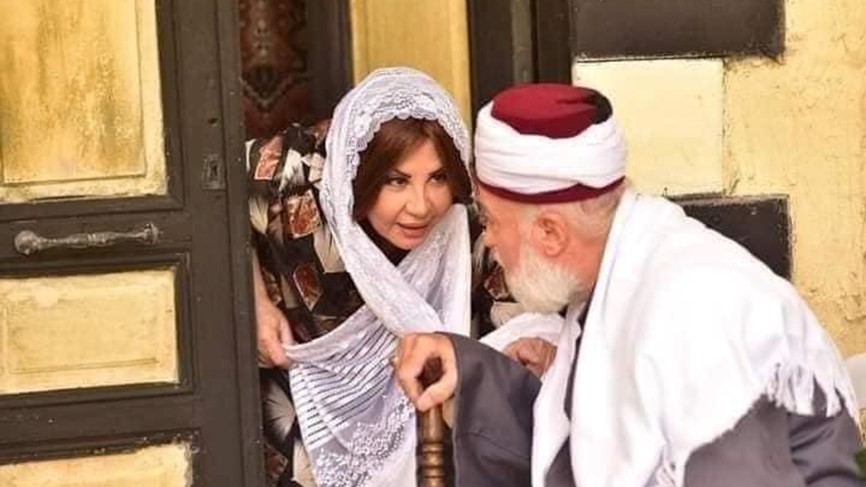 "ام بشير" تعلنها وتوافق على الزواج من شيخ "باب الحارة"! مشهد تصدر التريند
