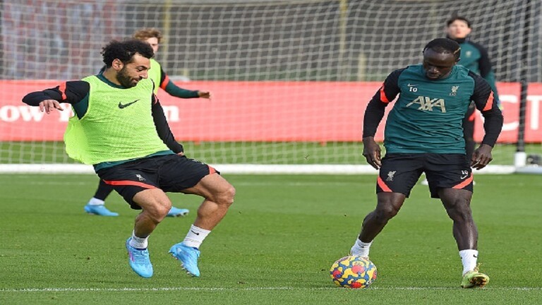 صحيفة "ميرور" البريطانية: قانون سقف الرواتب قد يطيح بمحمد صلاح وماني من ليفربول