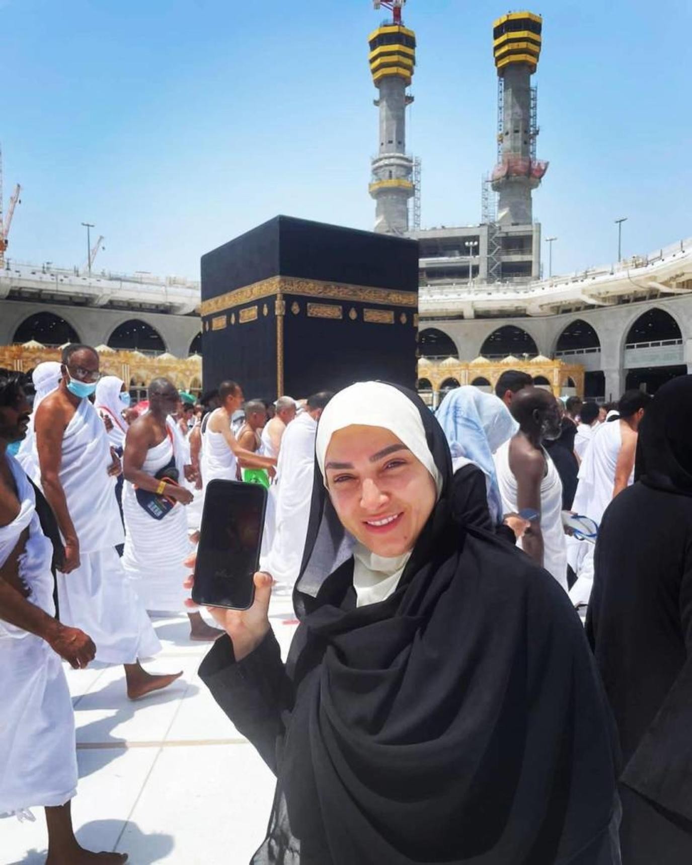 بسبب صورتها أمام الكعبة.. روجينا تتعرض لانتقادات من الجمهور