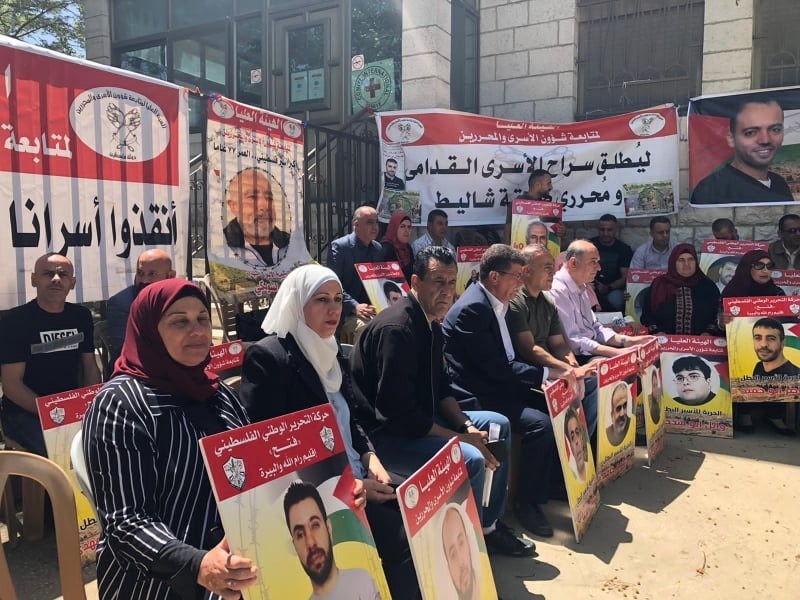 وقفة دعم وإسناد للأسيرين عواودة وريان أمام الصليب الأحمر في الخليل