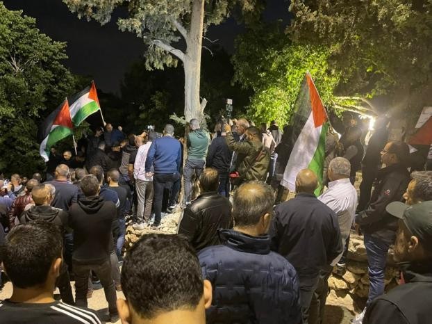 جماهير غفيرة تُشيع جثمان والدة عميد الأسرى في الداخل المحتل
