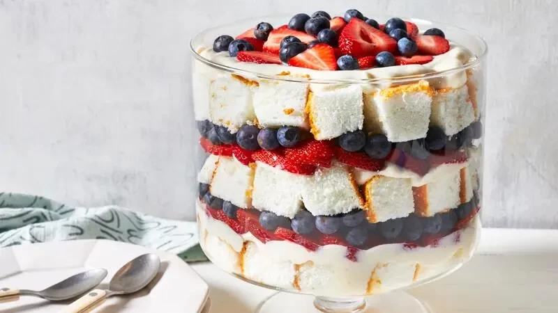 طريقة عمل ترايفل بالفراولة والتوت