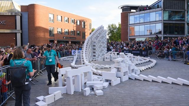 حشد جماهيرى فى بريطانيا لمشاهدة إسقاط 7500 حجر دومينو من الخرسانة