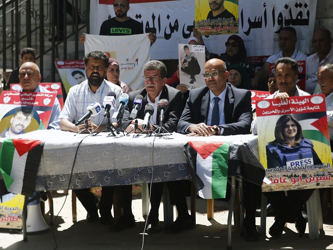 مؤسسات الأسرى تُطالب بالإفراج عن المعتقلين الإداريين والمرضى وجثامين الشهداء