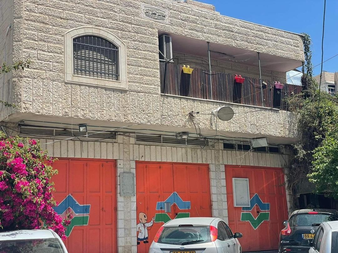 تمهيدًا لهدمها.. الاحتلال يُحاصر بناية عائلة الرجبي في سلوان