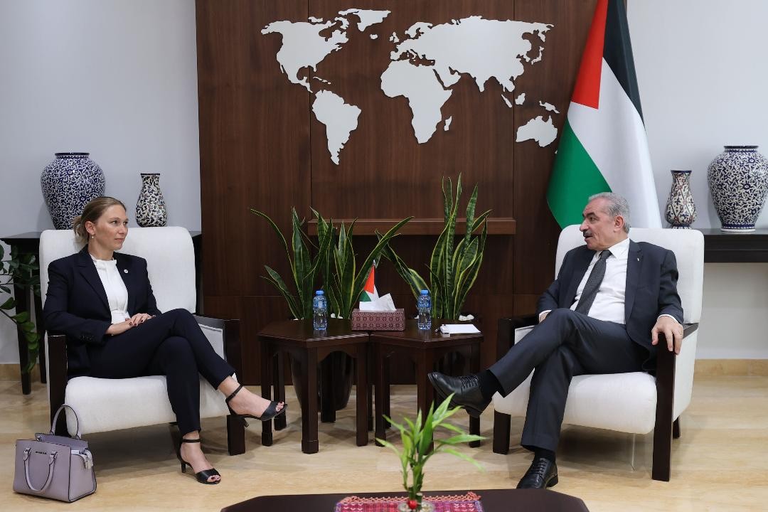 اشتية يلتقي برئيسة بعثة الصليب الأحمر في القدس