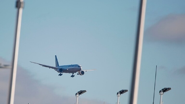 بالفيديو: الولايات المتحدة.. اعتقال راكب طائرة فتح بابها وسار على جناحها قبل توقفها على المدرج