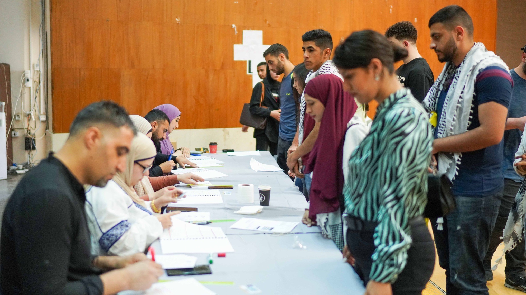إدارة جامعة بيرزيت تشرع بفرز أوراق الاقتراع لانتخابات مجلس الطلبة للعام 2022