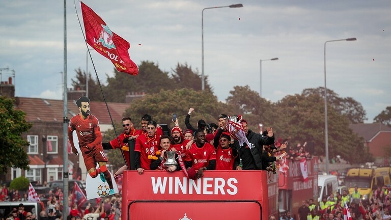ليفربول يحتفل بكأسيه على متن حافلة مكشوفة