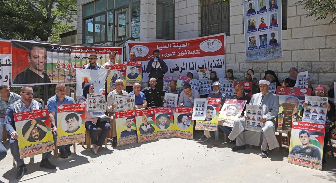 وقفة أمام مقر الصليب الأحمر في البيرة إسنادًا للأسرى