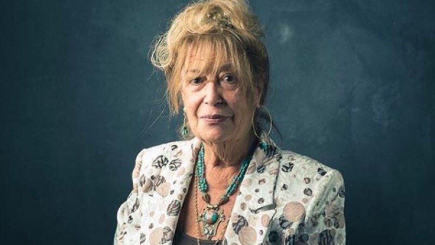 بالفيديو: منى واصف تلفت الأنظار بإطلالة عصرية