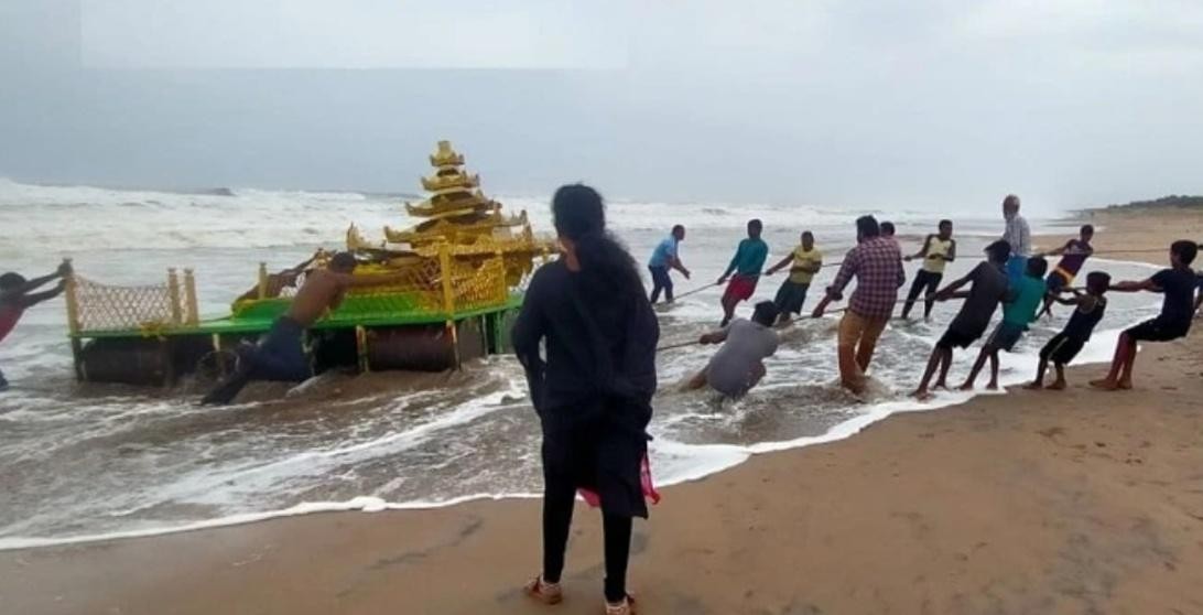 ظهور عربة ذهبية غامضة على ساحل الهند