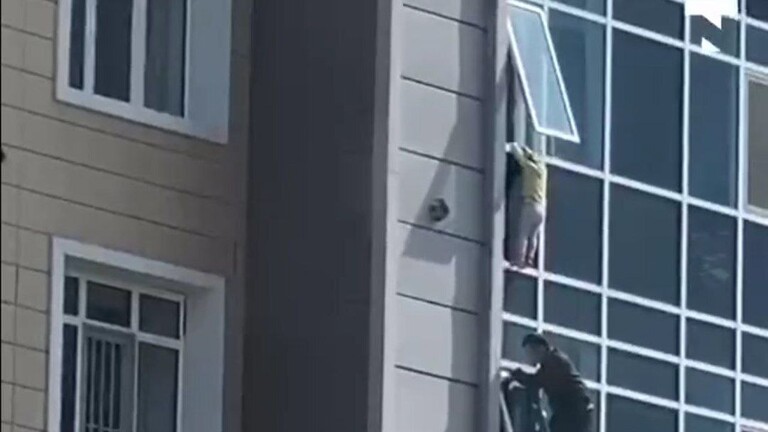 بالفيديو: في مشهد يحبس الأنفاس.. إنقاذ طفلة معلقة على شرفة في الطابق الثامن