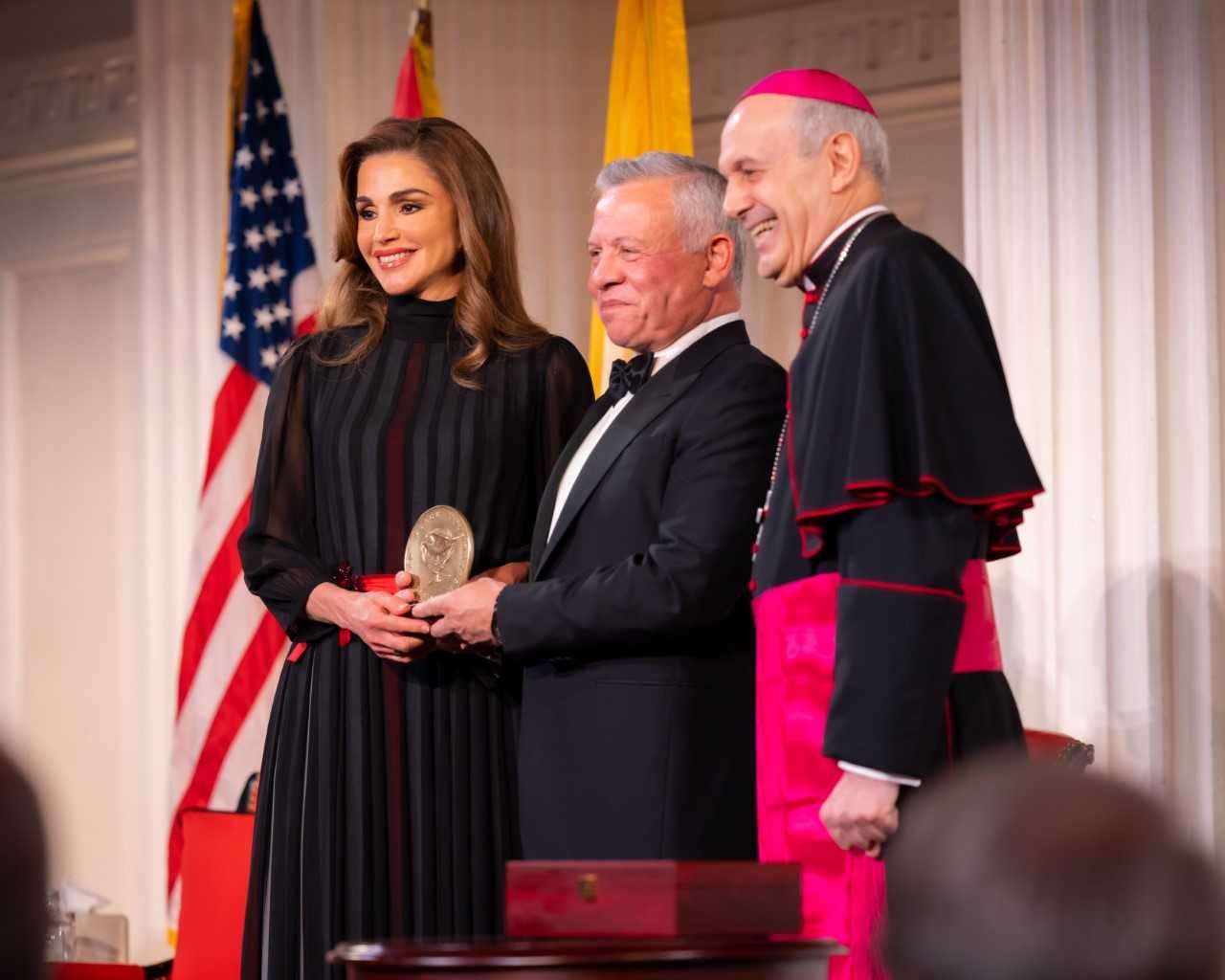 العاهل الأردني وعقيلته يتسلّمان جائزة "الطريق إلى السلام"