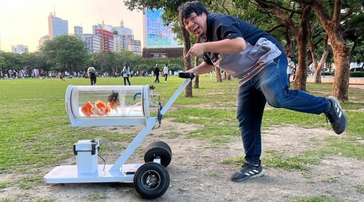 يوتيوبر يبتكر خزانا لأسماكه الذهبية ليتمكن من اصطحابها فى النزهات