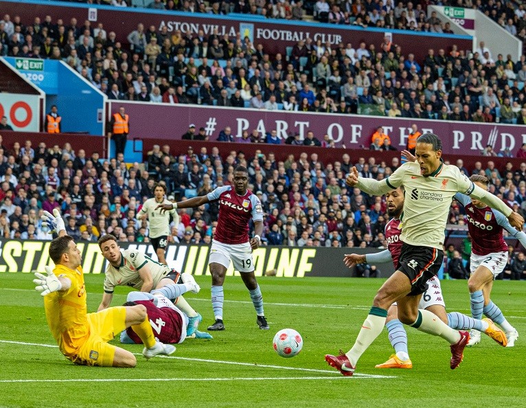 بالصور : ليفربول يضغط على مانشستر سيتي بثنائية أستون فيلا