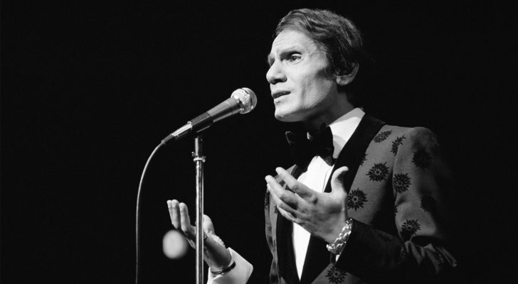 صورة نادرة لـ عبد الحليم حافظ بأول سيارة حصل عليها.. شاهد