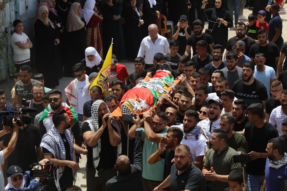 أهالي مخيم الدهيشة يُشيعون جثمان الشهيد أيمن محيسن