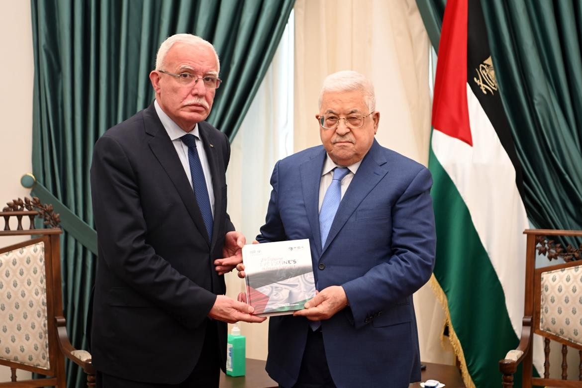 الرئيس يتسلم نسخة من دراسة حول القدرات الفلسطينية في الدول النامية