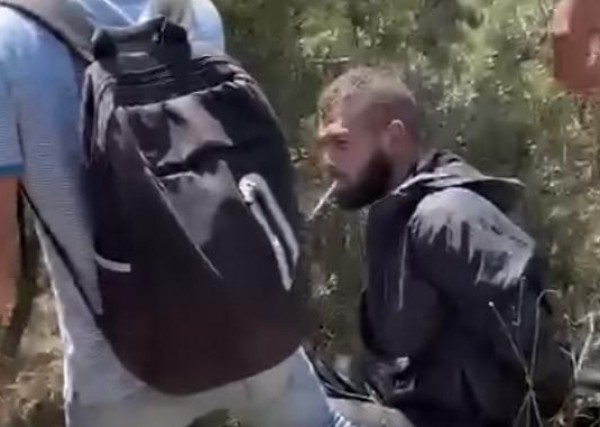شاهد: سيجارة أثناء الاعتقال.. مقطع فيديو لمنفذ عملية "إلعاد" يُثير غضبًا إسرائيليًا