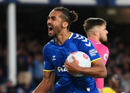 إيفرتون يضمن البقاء بثلاثية في كريستال بالاس