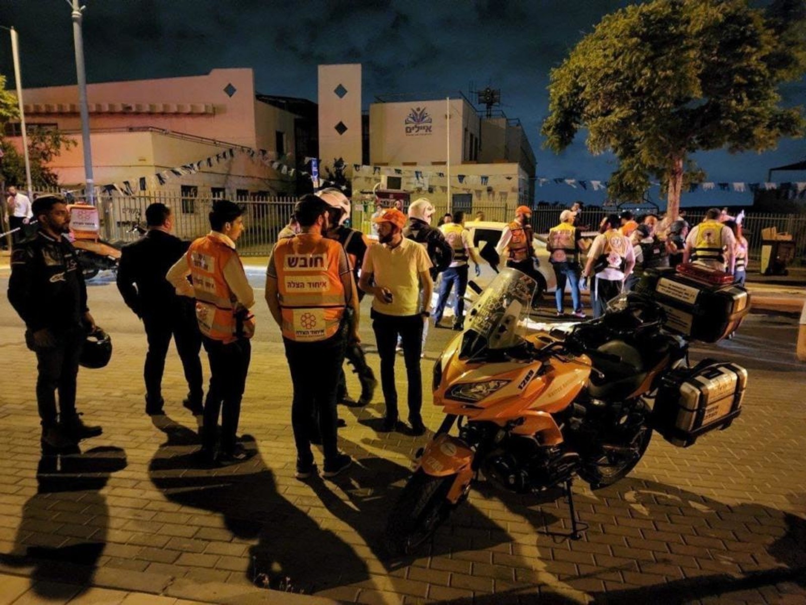 "متنكرين بزي الحريديم"