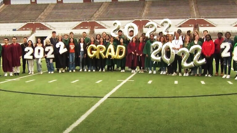 بالفيديو: الولايات المتحدة.. 35 مجموعة من التوائم يتخرجون معا في مدارس تكساس