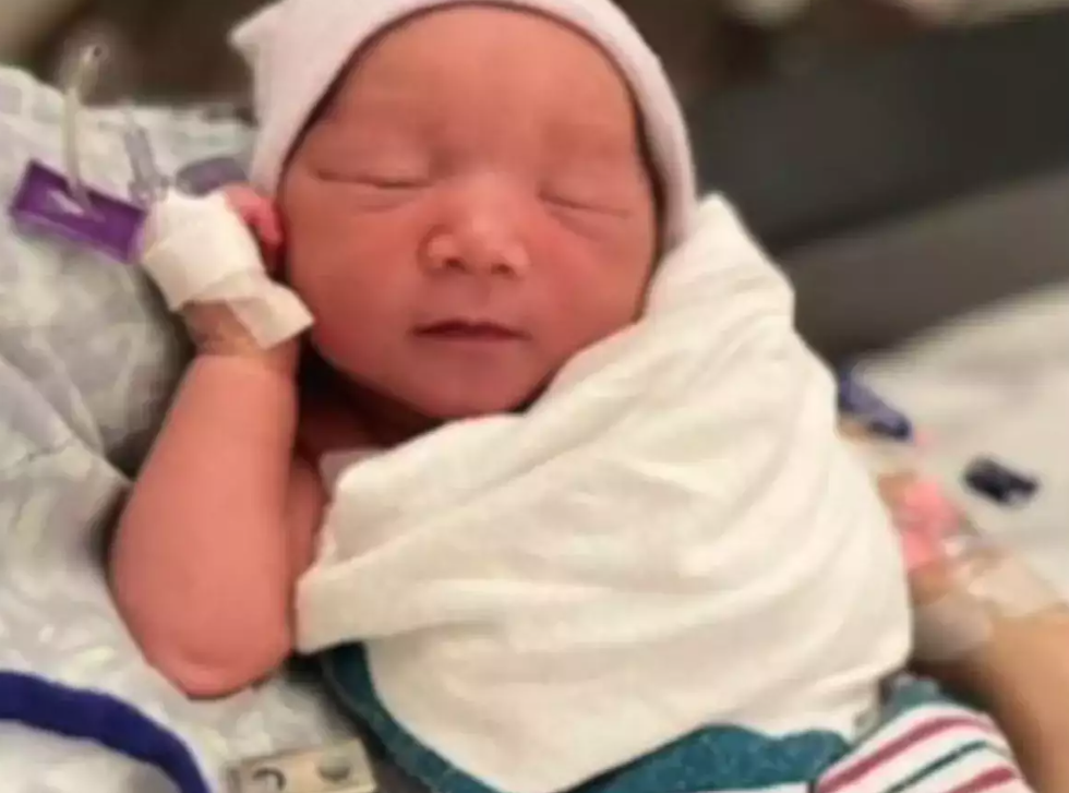 سيدة تلد طفلاً فى مرحاض طائرة وتطلق عليه اسم "سكاي"