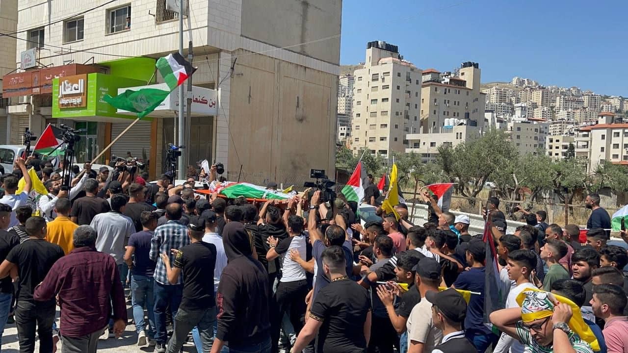أهالي نابلس يُشيعون جثمان الشهيد الفتى غيث يامين