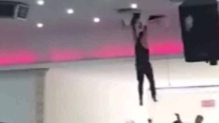 بالفيديو: هدية غير متوقعة تسقط من سقف صالة أفراح تصيب عروسين بالذهول