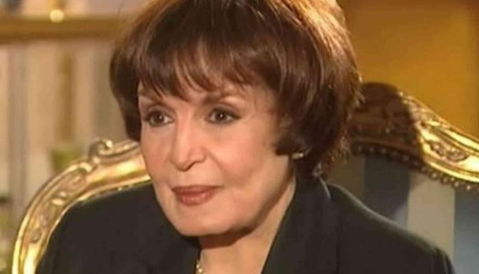 ظهور نادر لـ سميرة أحمد في جنازة سمير صبري