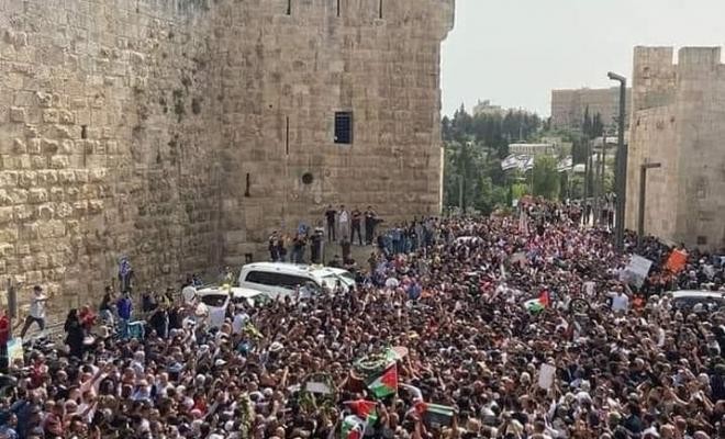 شاهد: وليد العمري وجيفارا البديري في الوداع الأخير لزميلتهما أبو عاقلة