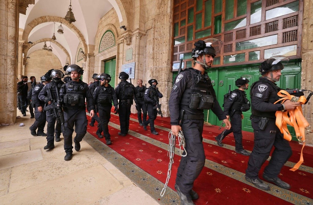 شاهد.. مئات المستوطنين يقتحمون المسجد الأقصى بحماية شرطة الاحتلال