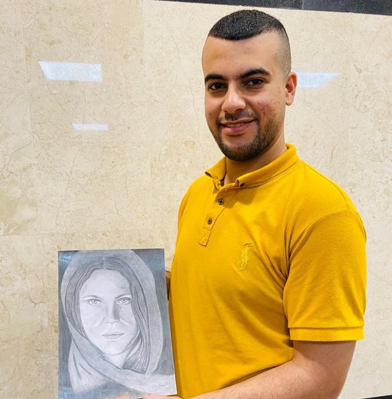 يوسف العكش.. شاب فلسطيني يُوظف الرسم في التعبير عن آرائه
