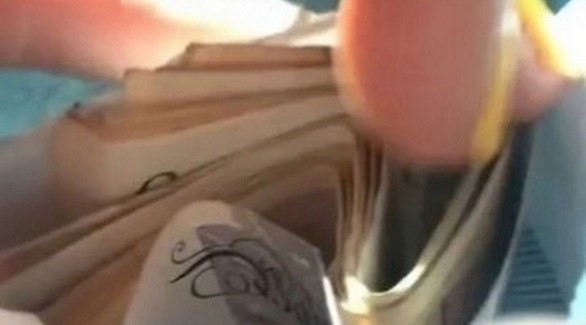 امرأة تعثر على أموال مخبأة بحذاء مستعمل اشترته من الإنترنت