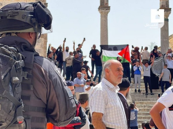 بالفيديو: رفع العلم الفلسطيني في "الأقصى" ردًا على أعلام الاحتلال