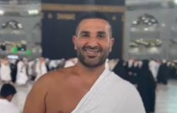 "الله ينظر لقلوبنا".. أحمد سعد يرد على منتقدي "تاتو" العمرة