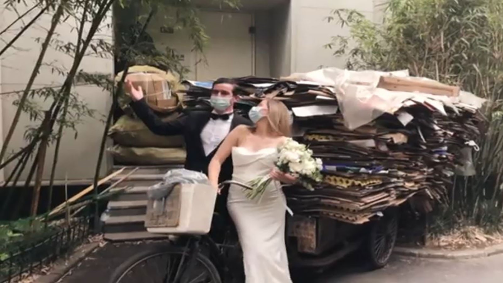 حفل زفاف بساحة انتظار سيارات فى شنغهاى