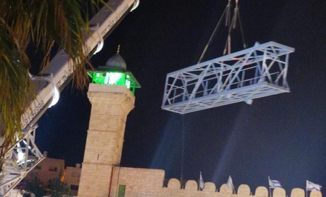 الاحتلال يُنهي تركيب هيكل المصعد الكهربائي في الحرم الإبراهيمي