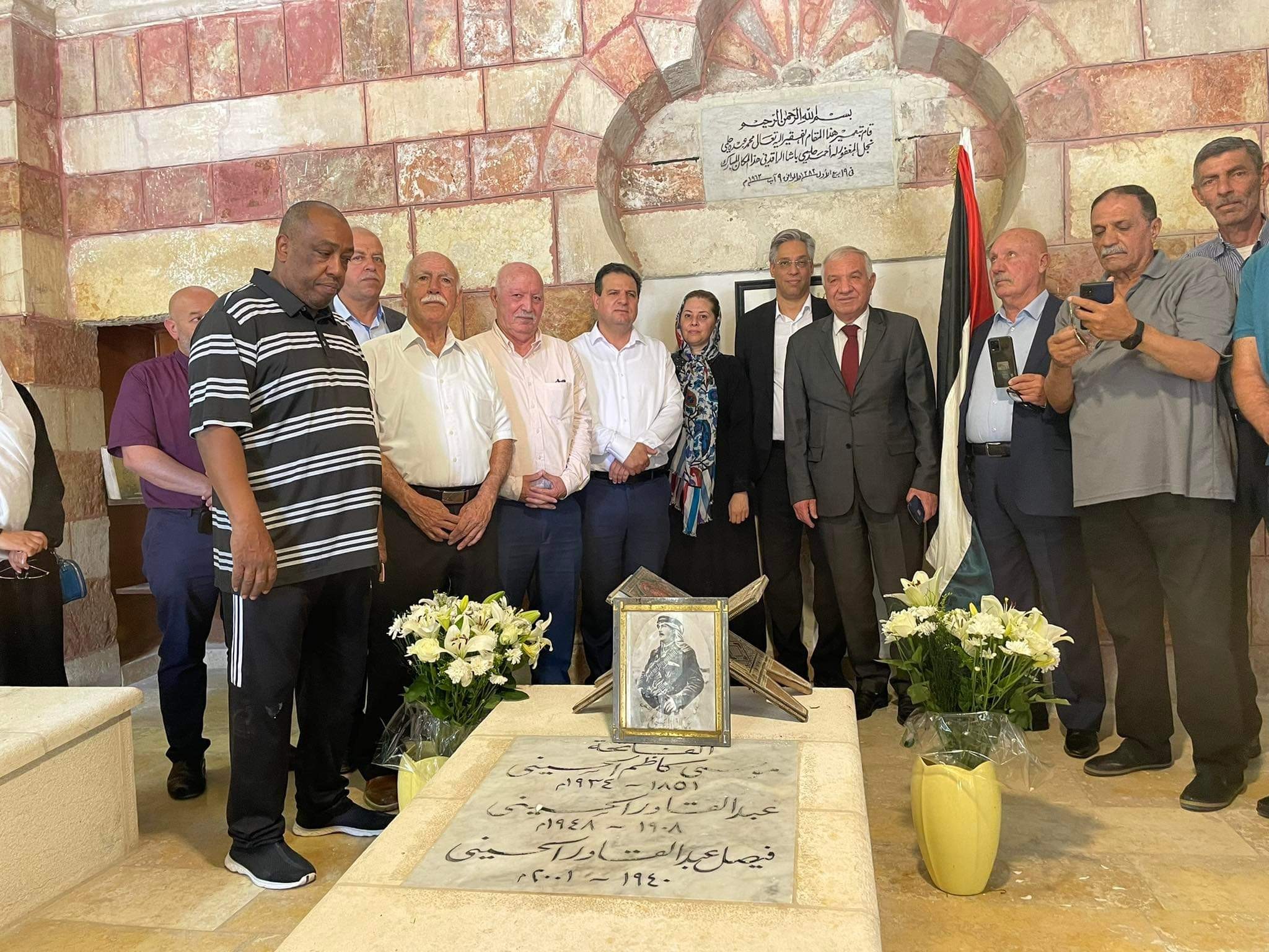 وضع أكاليل زهور على ضريح أمير القدس فيصل الحسيني