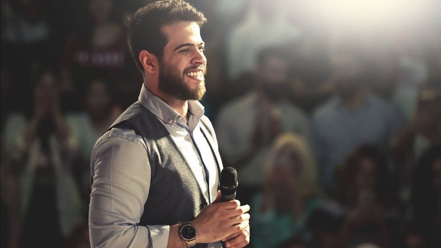 شاهد: احدث ظهور لـ ادهم نابلسي مع شاعر لبناني شهير والجمهور يسأل عن عودته للفن!