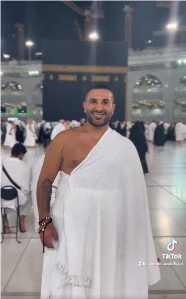 بسبب تاتو... أحمد سعد يثير الجدل من أمام الكعبة