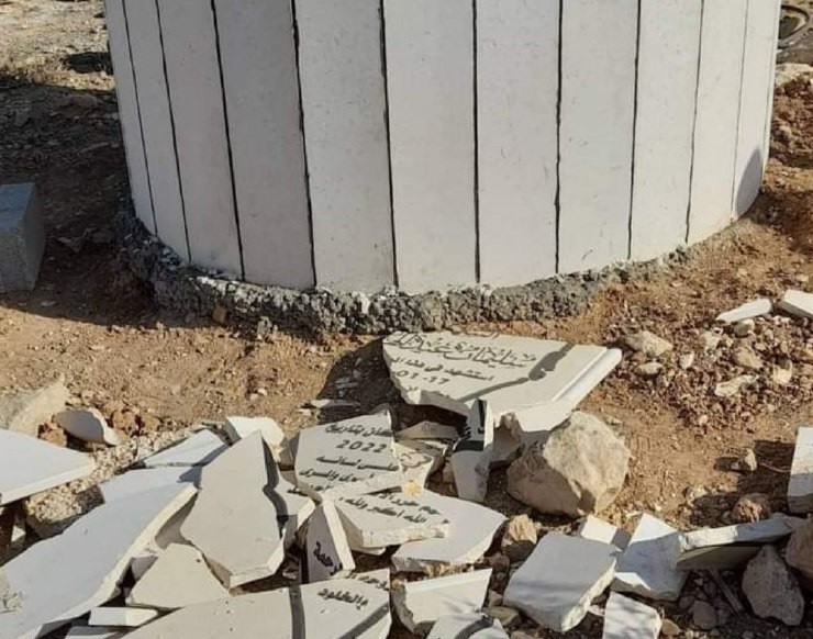 الخليل: مستوطنون يحاولون اختطاف طفل ويحطمون صرح الشهيد الهذالين