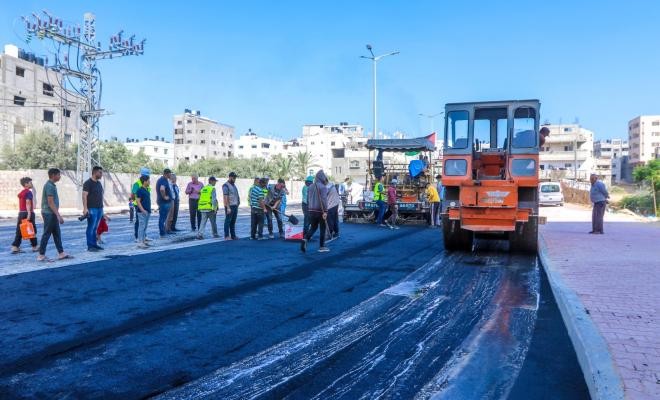 شاهد: بلدية غزة تشرع بتعبيد امتداد شارع خليل الوزير