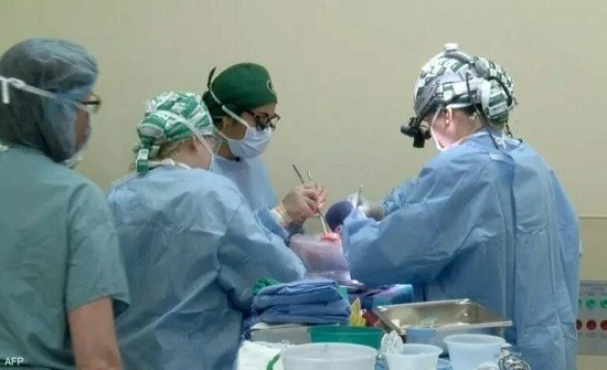 جزائري يكتشف وجود سكين مغروس في ظهره منذ عام 1996