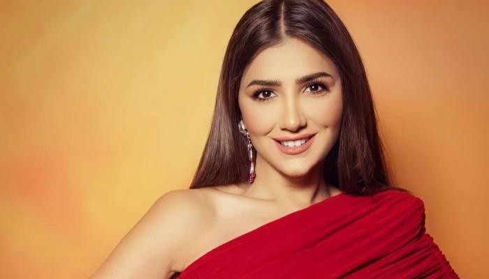 شاهد: 25 ألف جنيه سعر فستان مي عمر في لندن