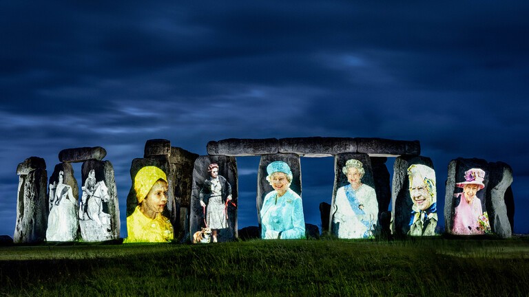 بالفيديو: صور الملكة إليزابيث تضيء أحجار ستونهنج في إنجلترا