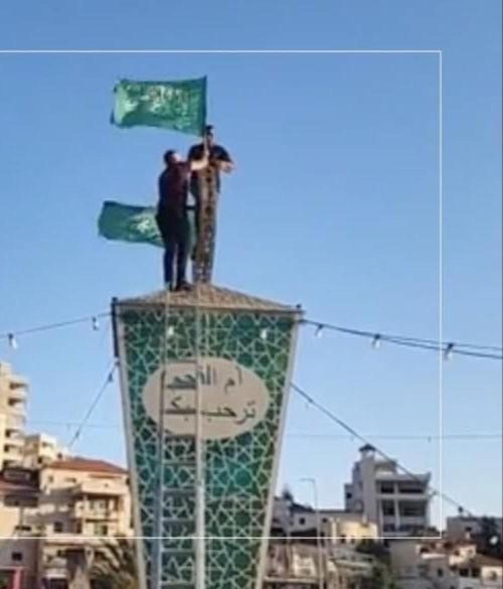 عقب إزالة الاحتلال راية التوحيد..شبان يُعيدون رفعها على مدخل أم الفحم