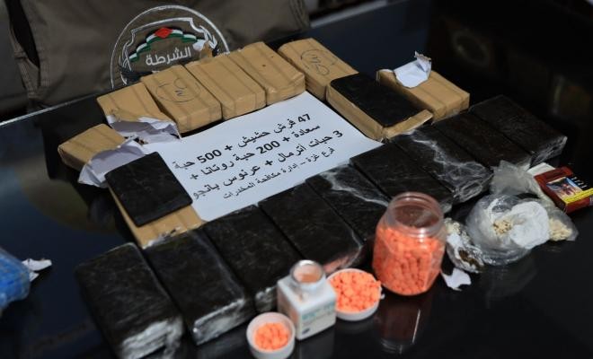 دائرة مكافحة المخدرات تضبط 47 فرش حشيش وحبوب مخدرة في رفح