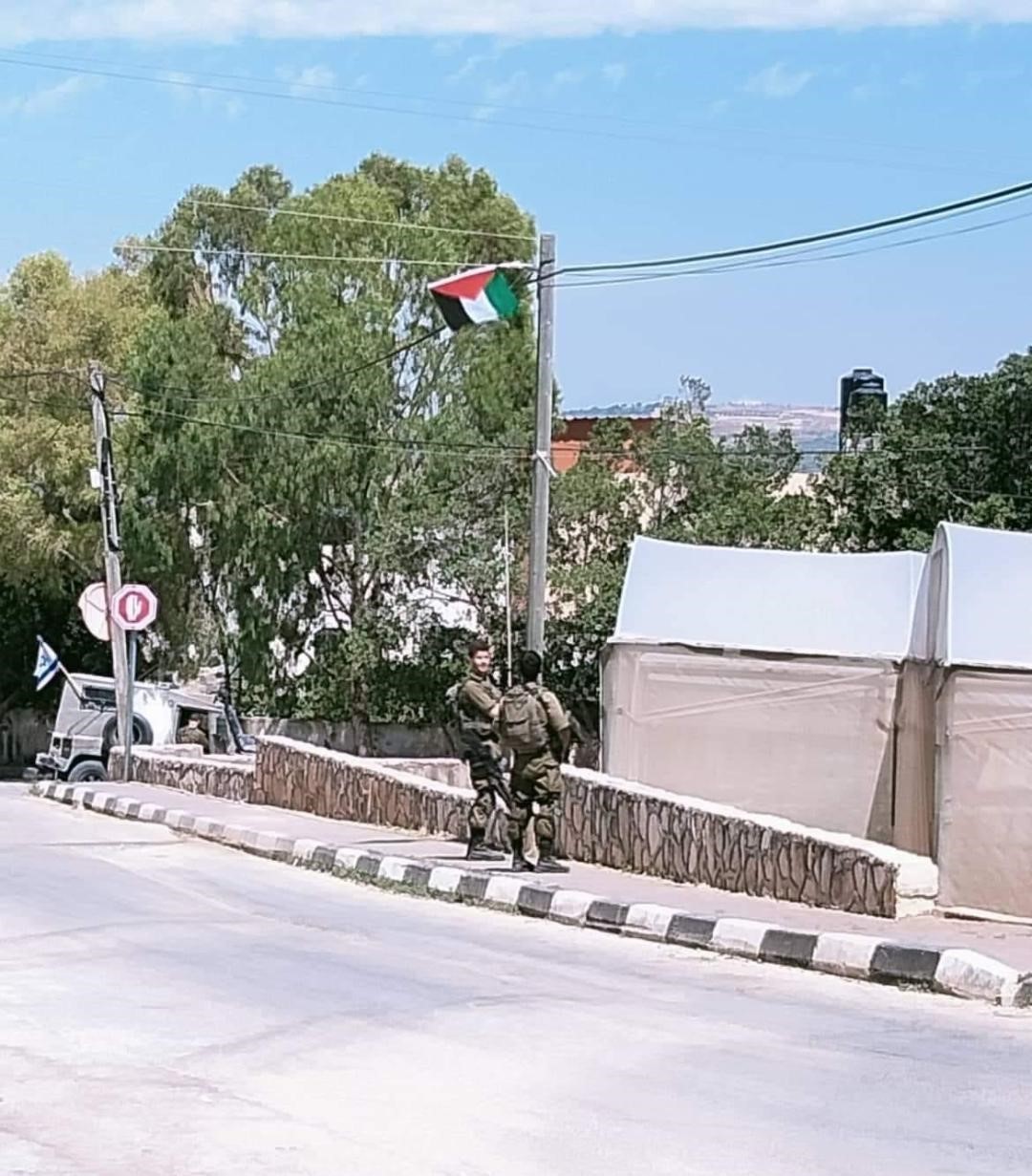 قوات الاحتلال تُزيل الأعلام الفلسطينية في طولكرم